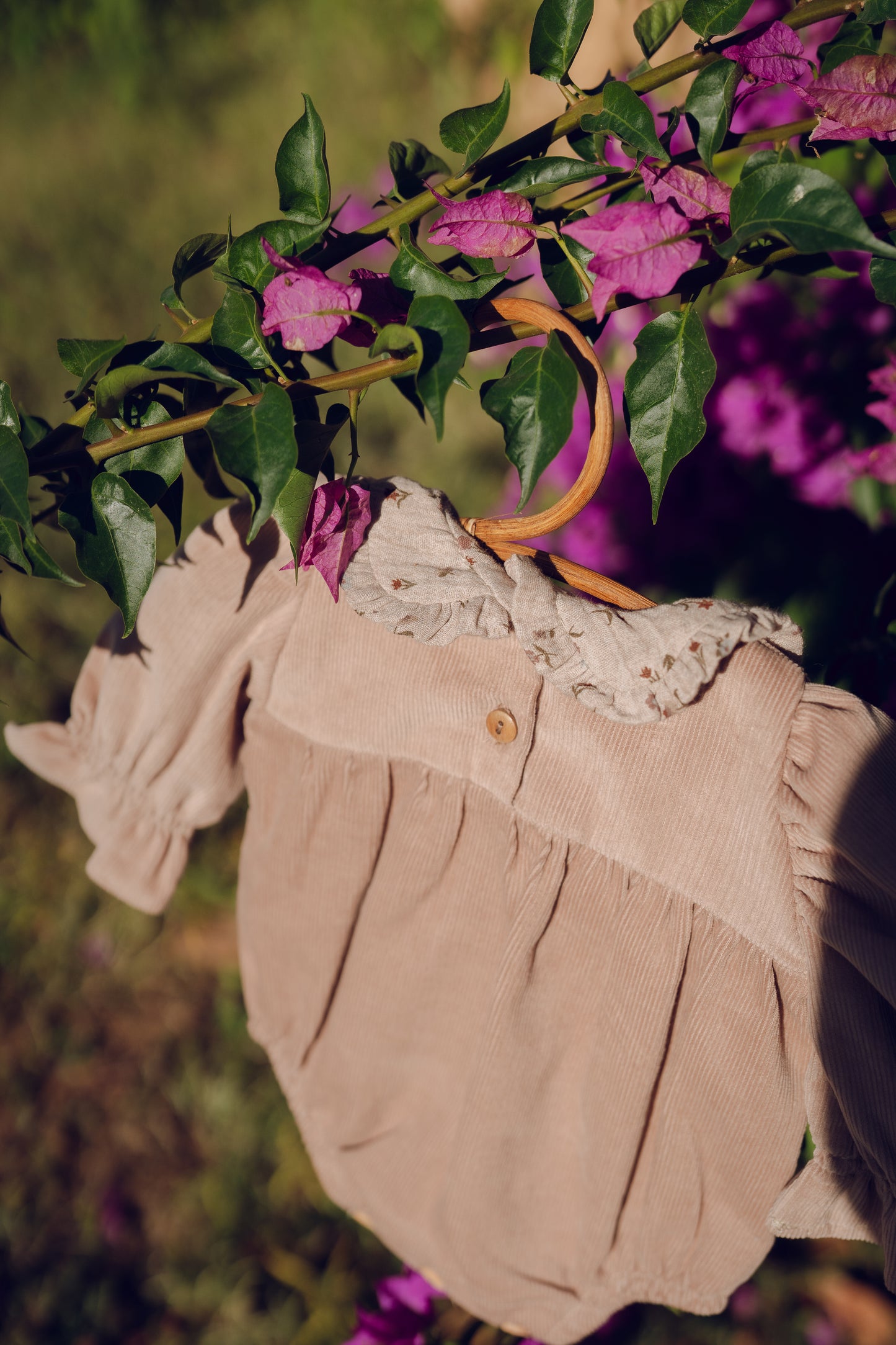 Pelele de pana beig arena con cuello bebé – Colección Orígenes