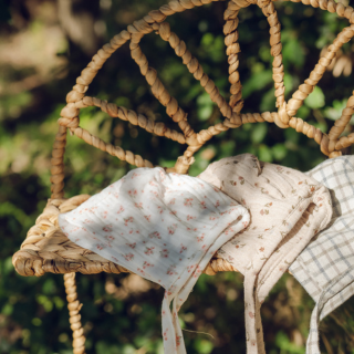 Capota blanca floreada- Colección Orígenes