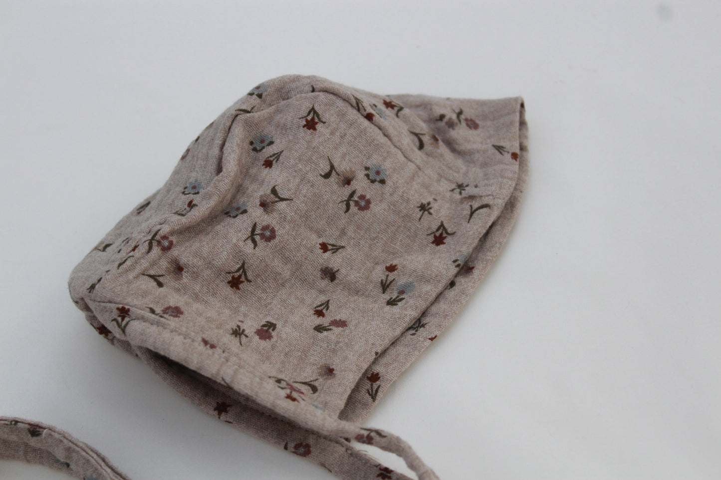 Capota beige floreada- Colección Orígenes