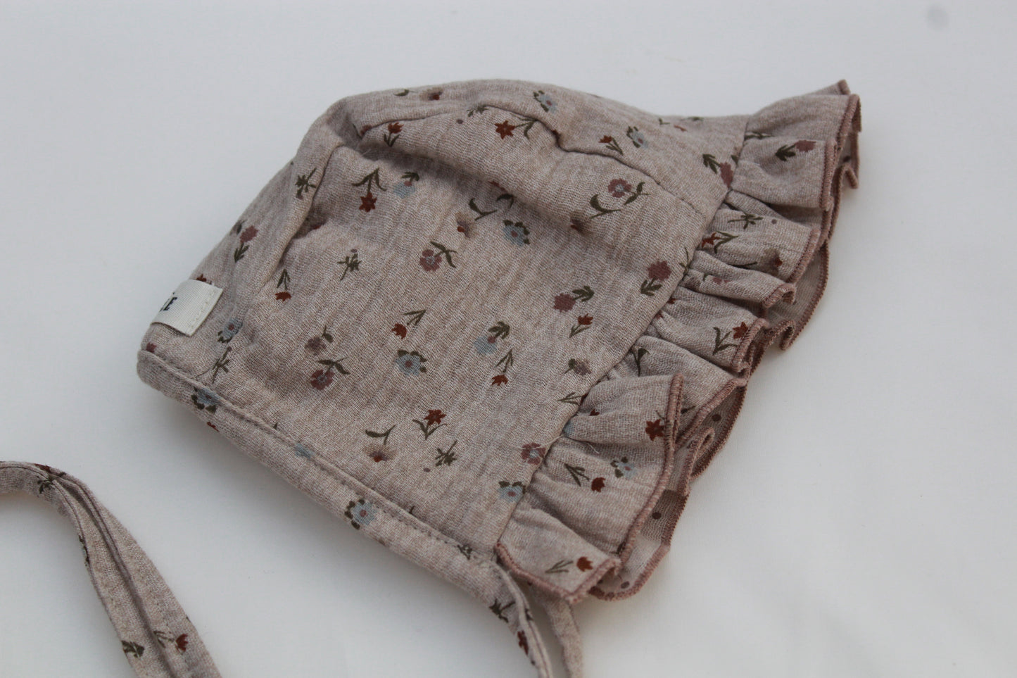 Capota beige floreada volante- Colección Orígenes