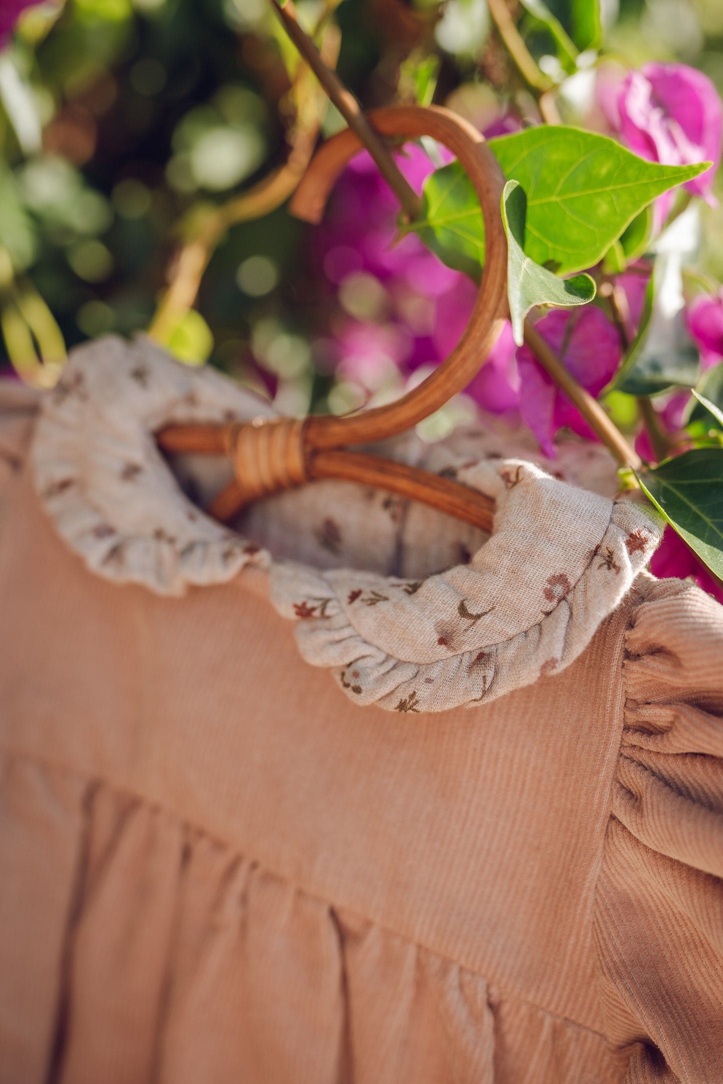 Pelele de pana beig arena con cuello bebé – Colección Orígenes