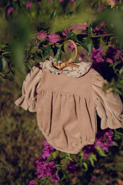 Pelele de pana beig arena con cuello bebé – Colección Orígenes