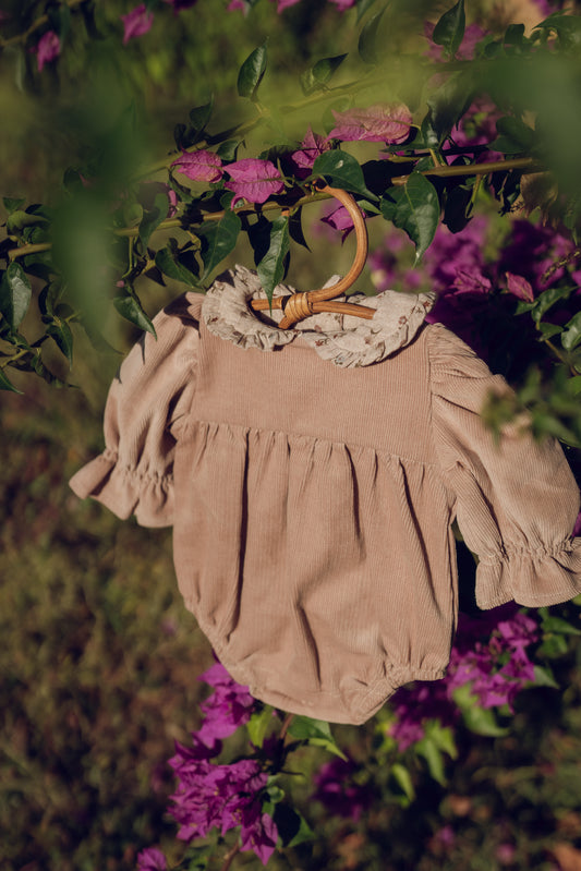 Pelele de pana beig arena con cuello bebé – Colección Orígenes