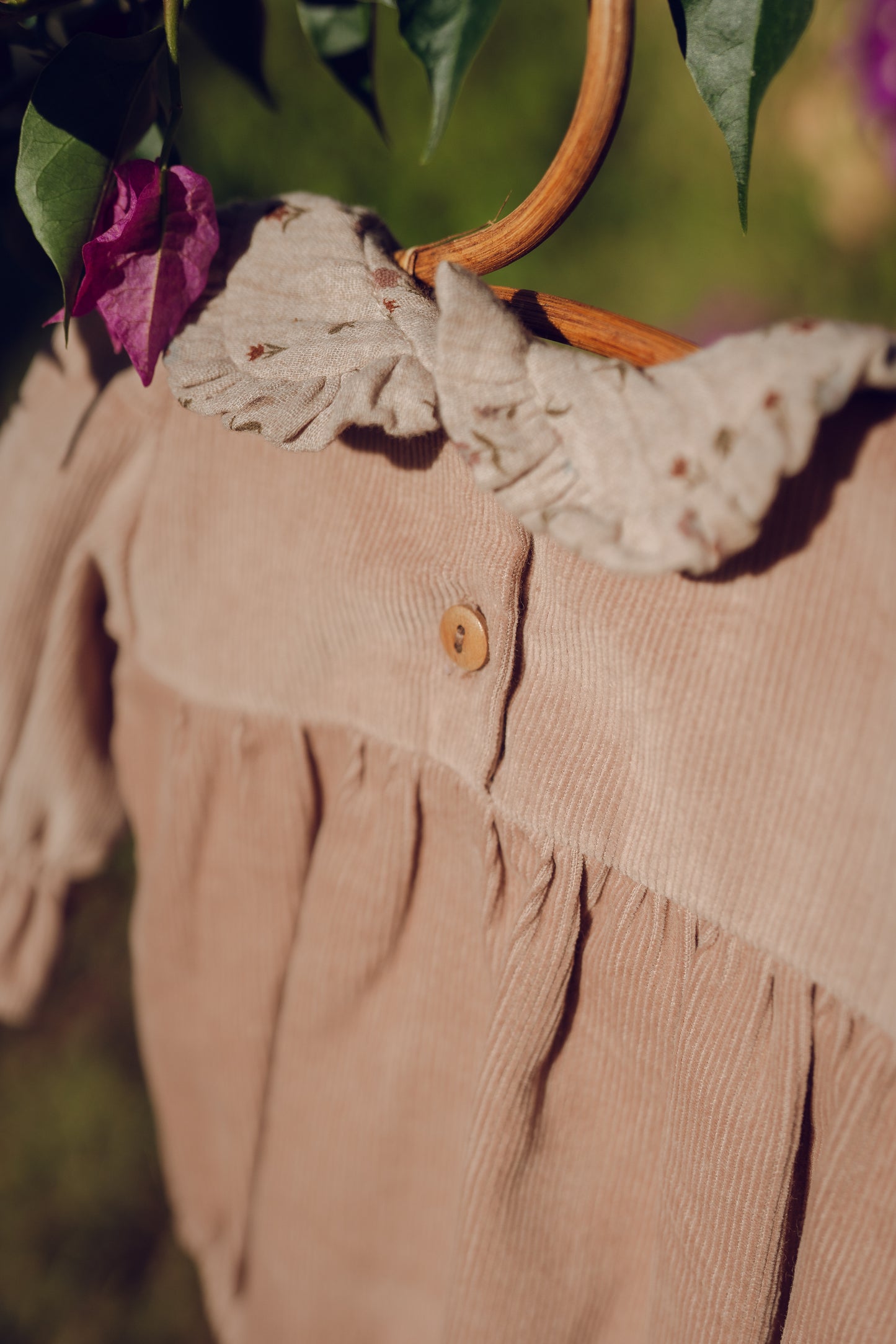 Pelele de pana beig arena con cuello bebé – Colección Orígenes