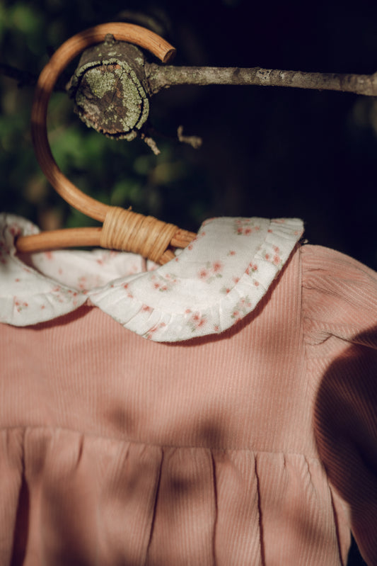 Pelele de pana rosa nude con cuello floreado – Colección Orígenes
