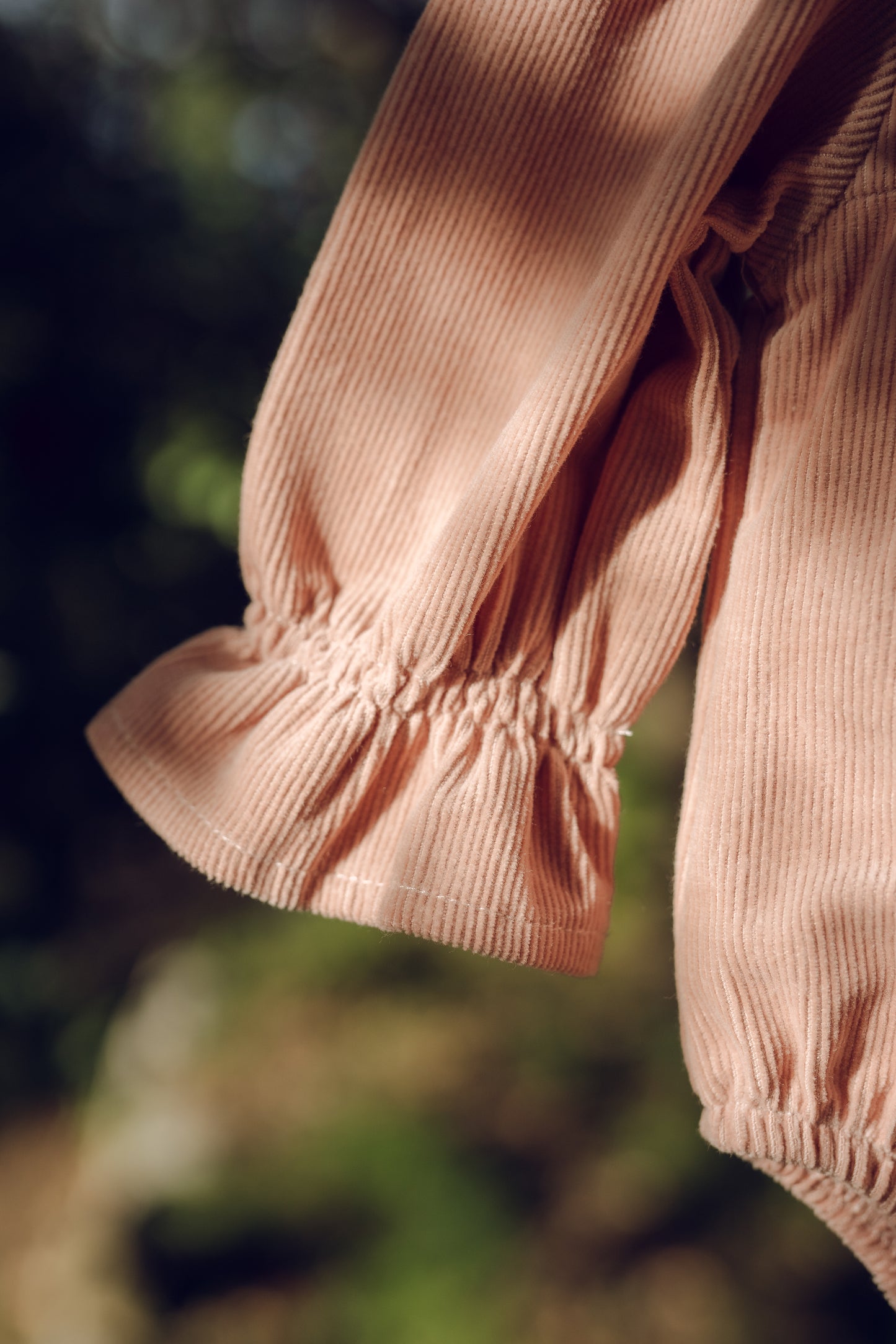 Pelele de pana rosa nude con cuello floreado – Colección Orígenes