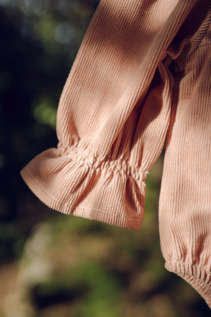 Pelele de pana rosa nude con cuello floreado – Colección Orígenes