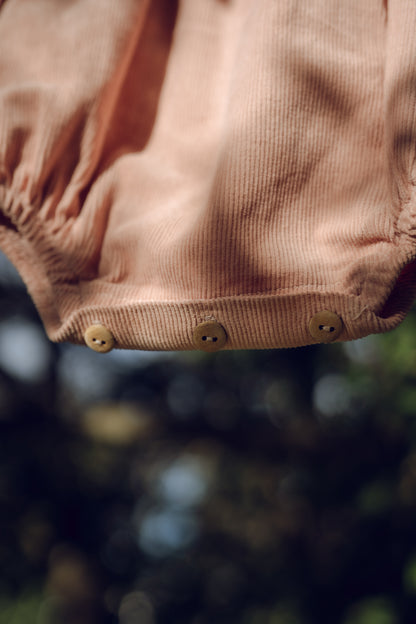 Pelele de pana rosa nude con cuello floreado – Colección Orígenes