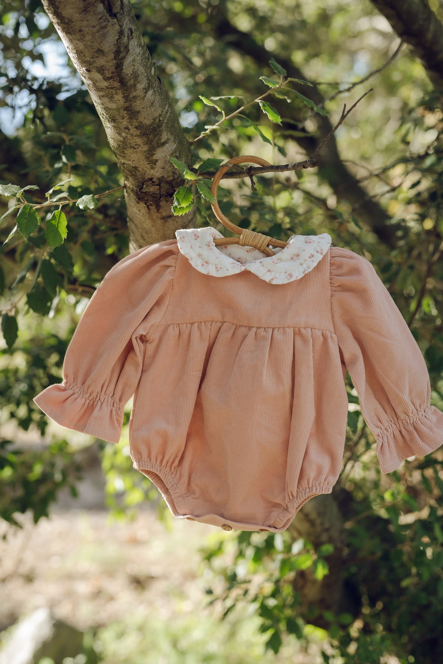 Pelele de pana rosa nude con cuello floreado – Colección Orígenes