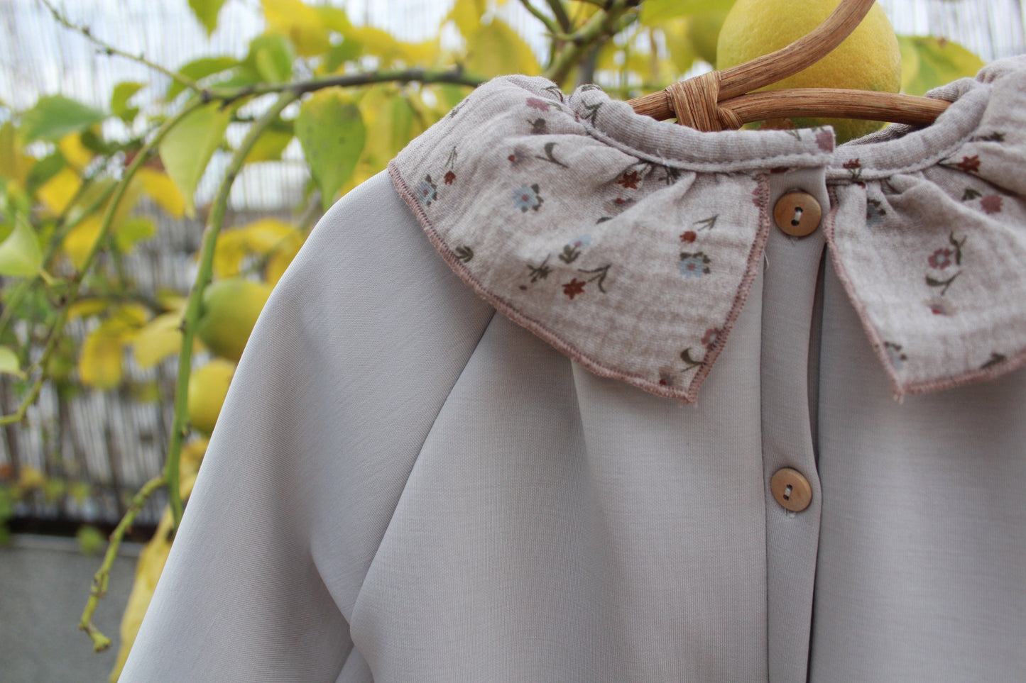 Pelele de felpa perchada con tacto suave y cuello estampado- Colección Orígenes