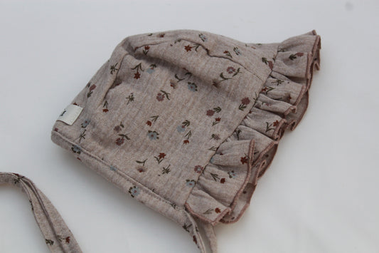 Capota beige floreada volante- Colección Orígenes